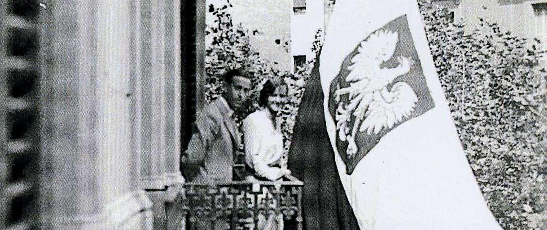 Consul Eduardo Rodón y Blasa and Wanda Morbitzer on the balcony of the Honorary Consulate of the Republic of Poland in Barcelona