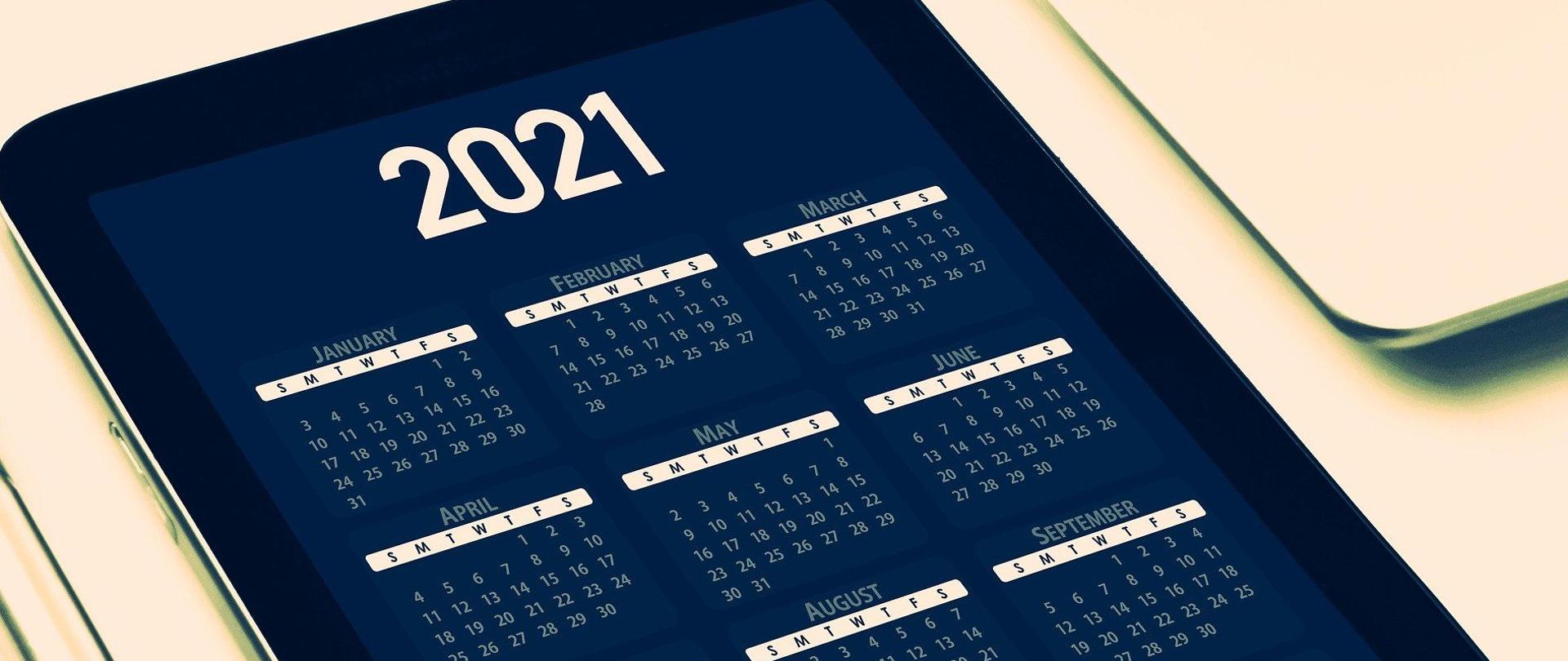 Tablet z wyświetlonym kalendarzem.