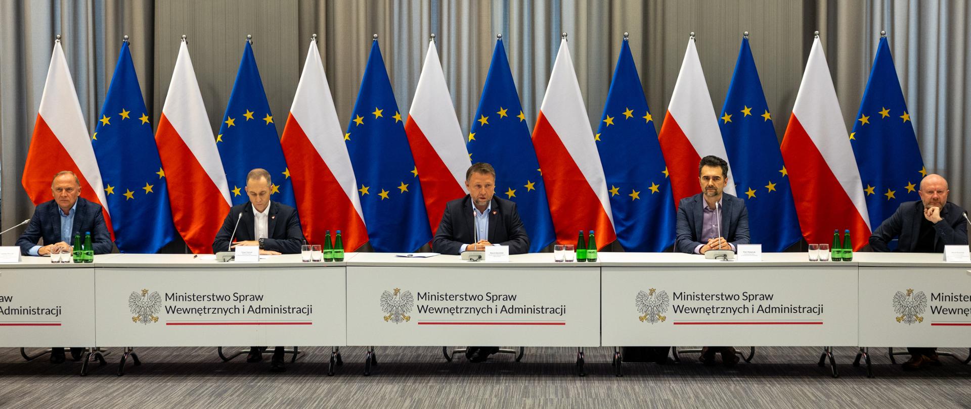 Odprawa z wojewodami i szefami służb z udziałem ministra Marcina Kierwińskiego.