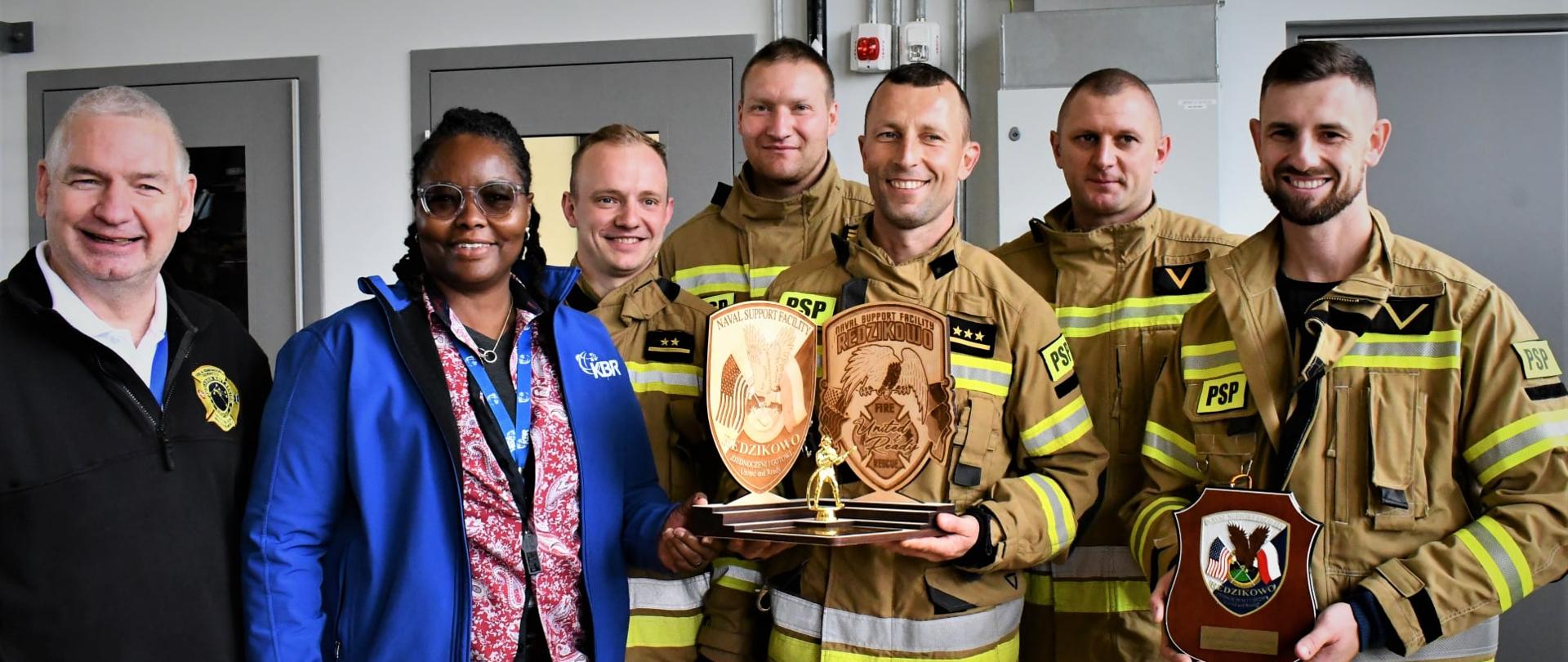 Zdjęcie przedstawia drużynę z KM PSP Słupsk, biorącą udział w zawodach. 