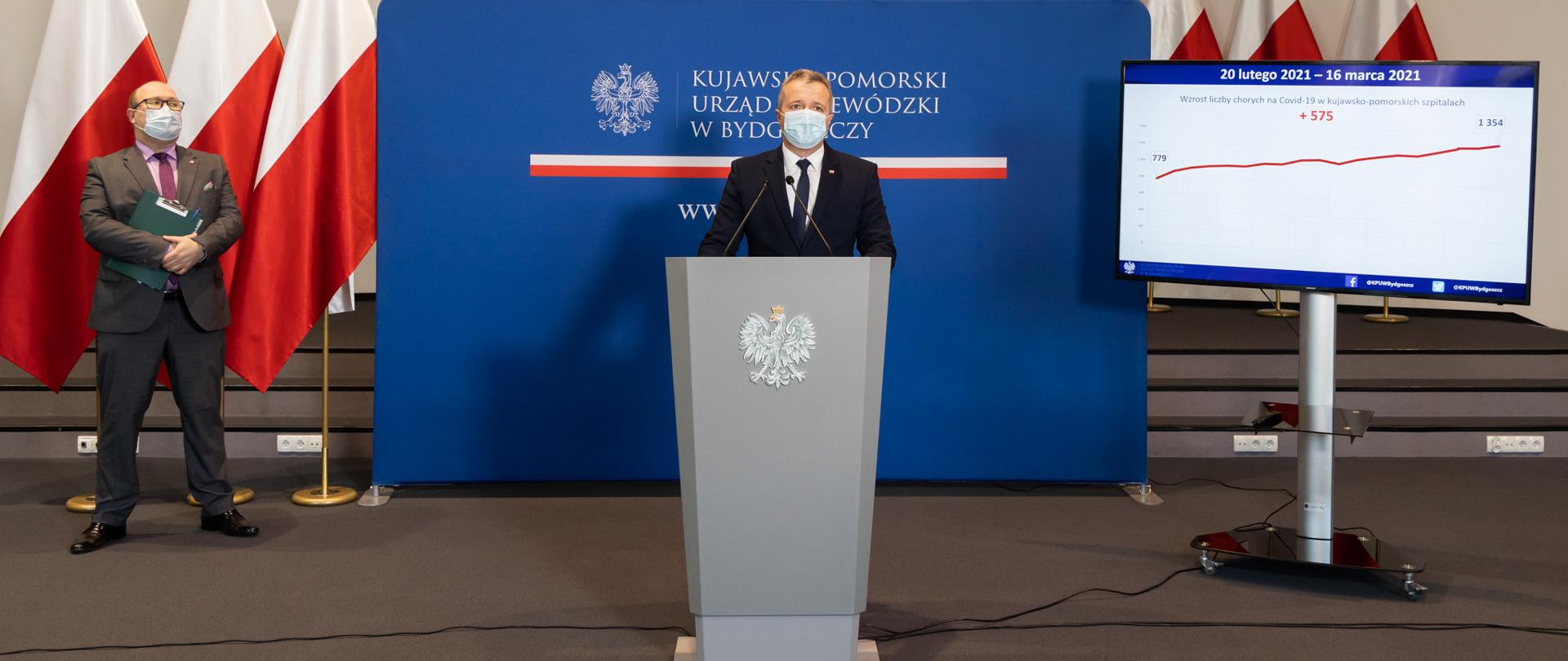 Konferencja prasowa, widok ogólny. Przy mikrofonie wojewoda.