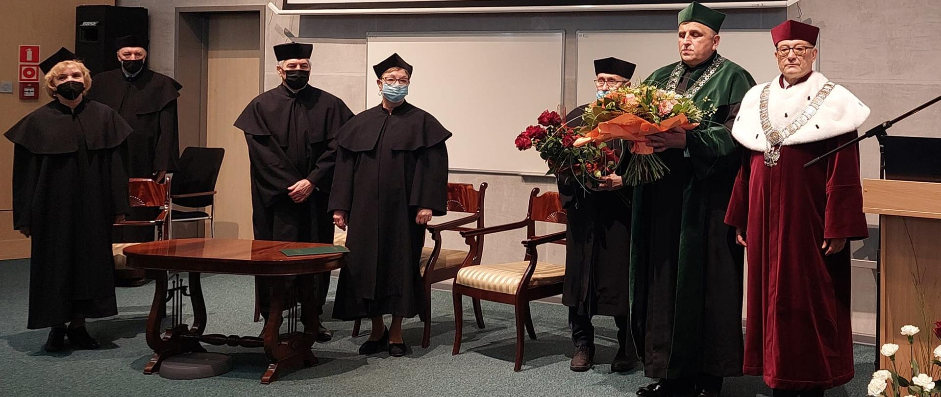 Na zdjęciu widać kobiety i mężczyzn