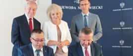 Podpisanie umowy z beneficjentem w Ostrołęce. Zdjęcie grupowe