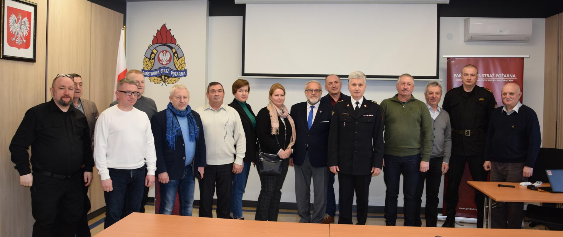 Zdjęcie grupowe: przedstawiciele delegacji z Ukrainy wraz z Komendantem Powiatowym PSP, Panem Starostą oraz funkcjonariuszem Wydziału Operacyjnego 