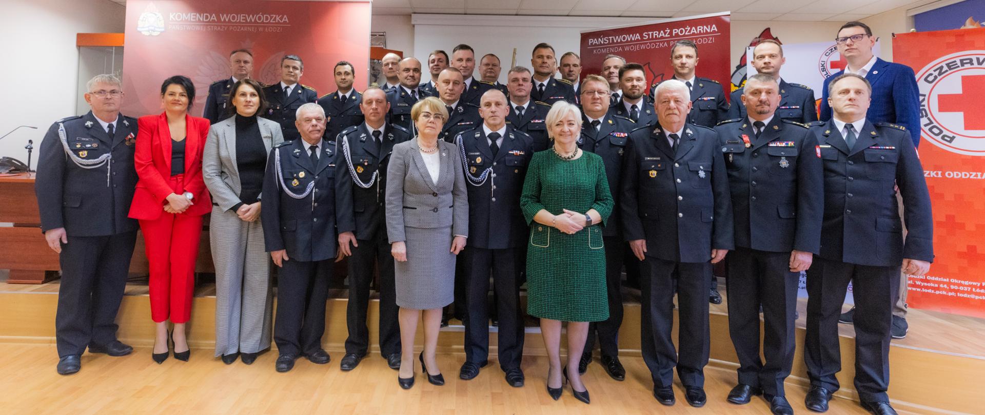 Zdjęcie wspólne uczestników uroczystości 