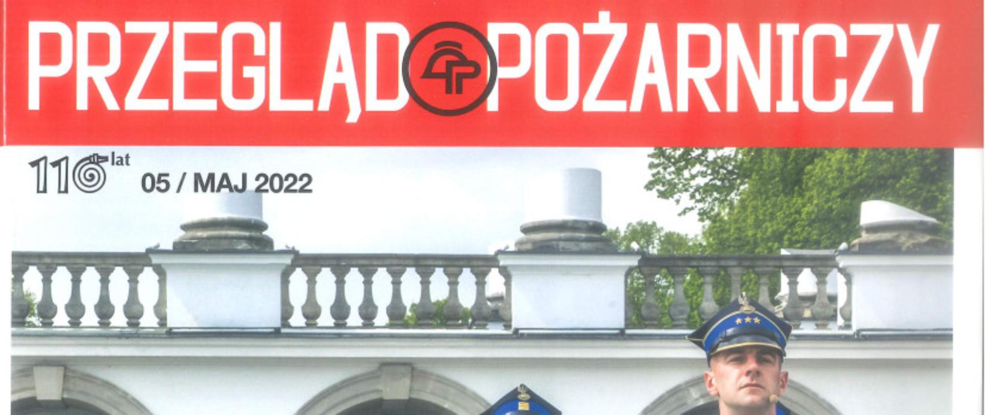 strażacy maszerujący na placu , w tle czterech strażaków stoi na baczność