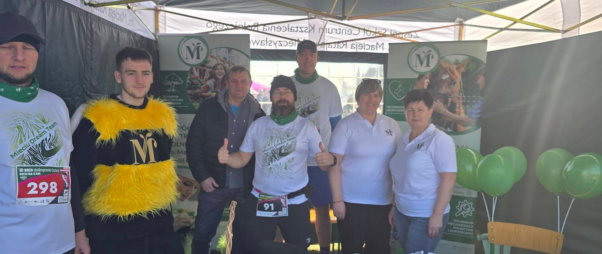 Nauczyciele ZSCKR w Mieczysławowie oraz uczeń T.Kobus podczas promocji w czasie III Biegu Doliną Rzeki Ochni