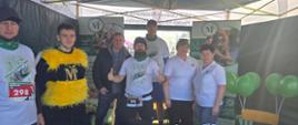 Nauczyciele ZSCKR w Mieczysławowie oraz uczeń T. Kobus na stoisku szkolnym podczas III Biegu Doliną Rzeki Ochni