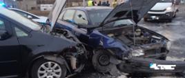Wypadek dwóch samochodów na skrzyżowaniu 