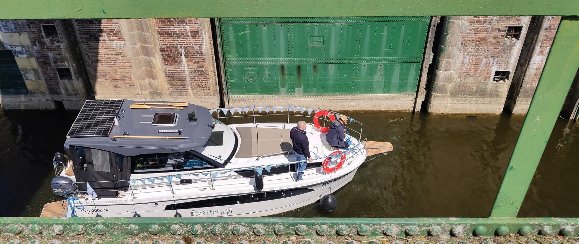 Przeprawa przez śluzę, woda, wrota