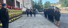 Zdjęcie przedstawia funkcjonariuszy Komendy Powiatowej Państwowej Straży Pożarnej w Lwówku Śląskim podczas uroczystej zbiórki.