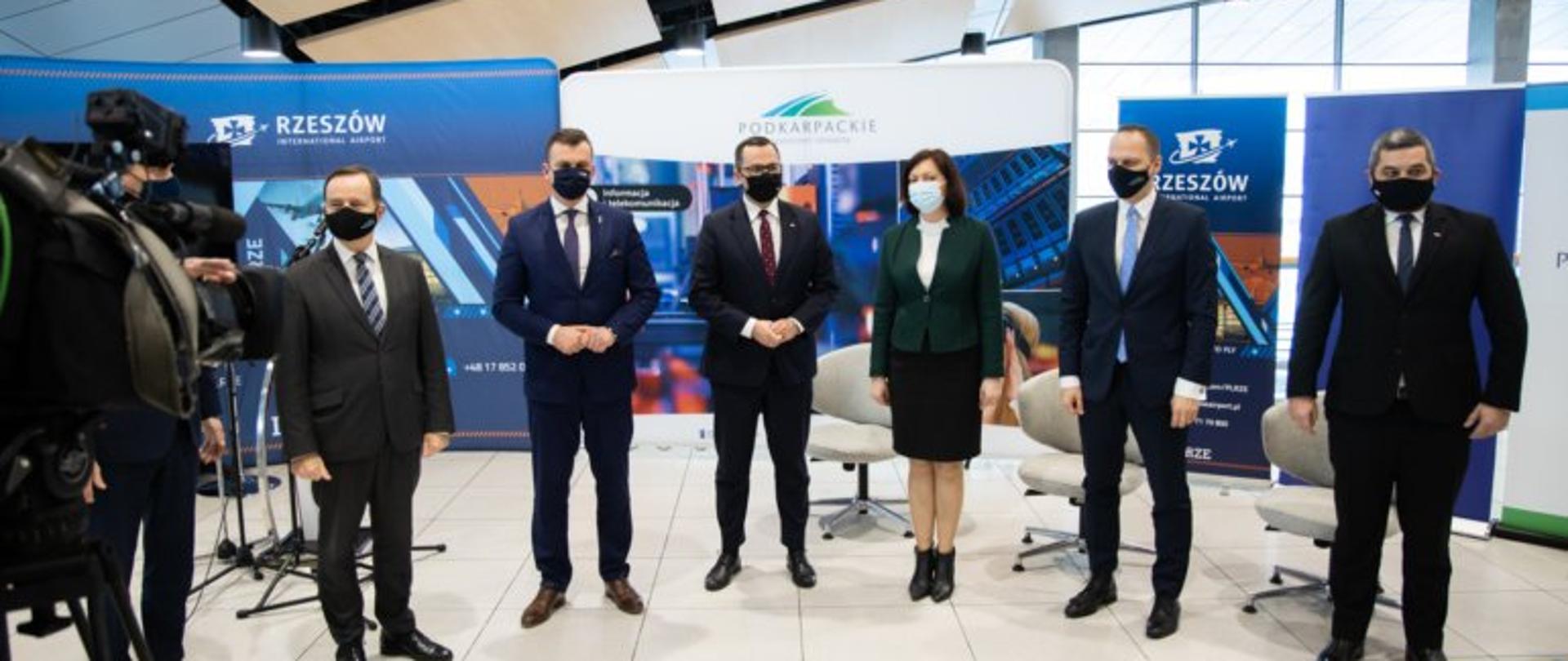 Konferencja prasowa na lotnisku