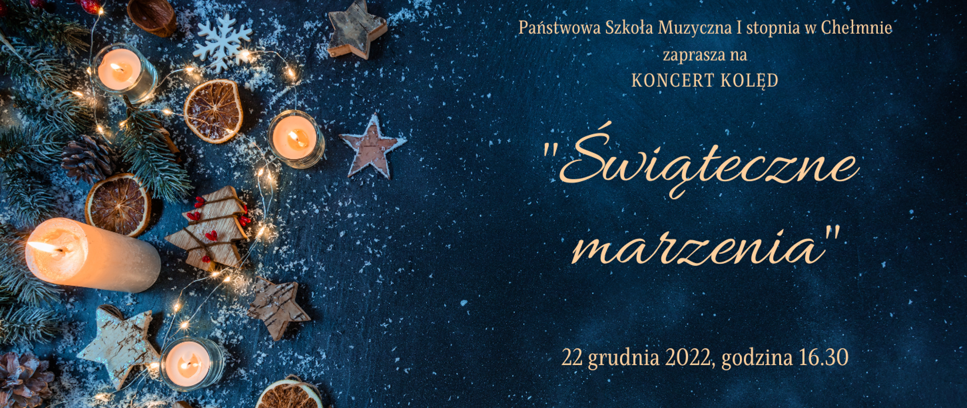 Na ciemno-granatowym tle, po lewej stronie zdjęcie przedstawiające ozdoby choinkowe, świece. Po prawej stronie - tekst informujący o koncercie.