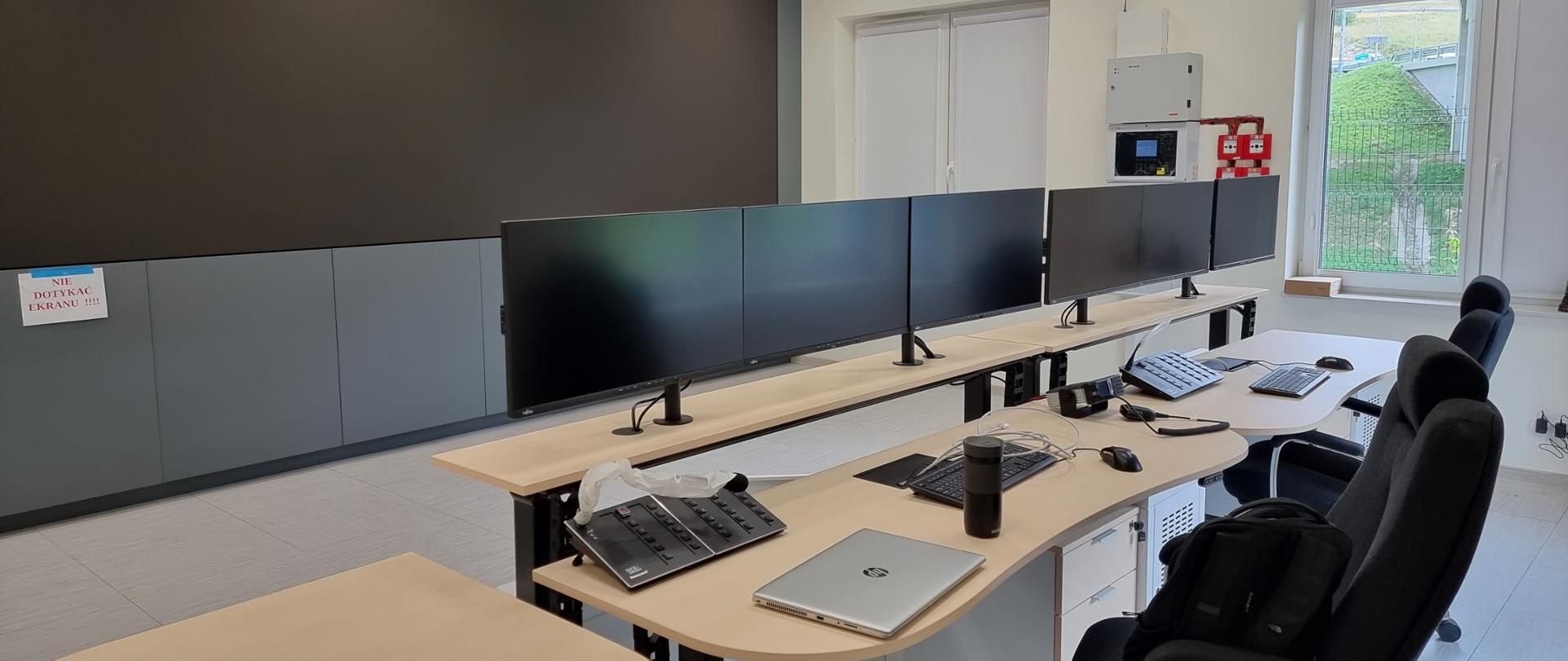 Centrum zarządzania tunelem, komputery są wyłączone, nie ma obsługi