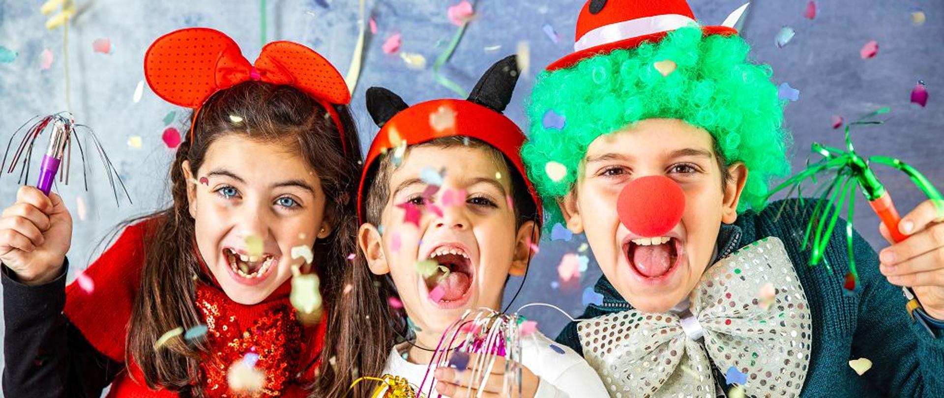 Na fotografii znajdują się rozbawione dzieci