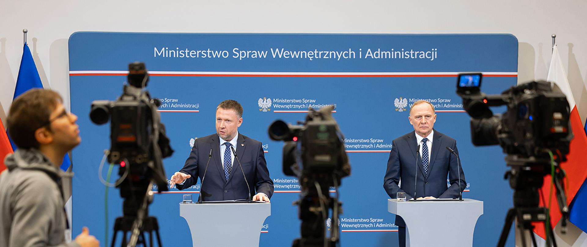 Konferencja prasowa z udziałem ministra Marcina Kierwińskiego i wiceministra Czesława Mroczka na temat wyników kontroli przeprowadzonej w KGP w związku z wybuchem granatnika w gabinecie Komendanta Głównego.