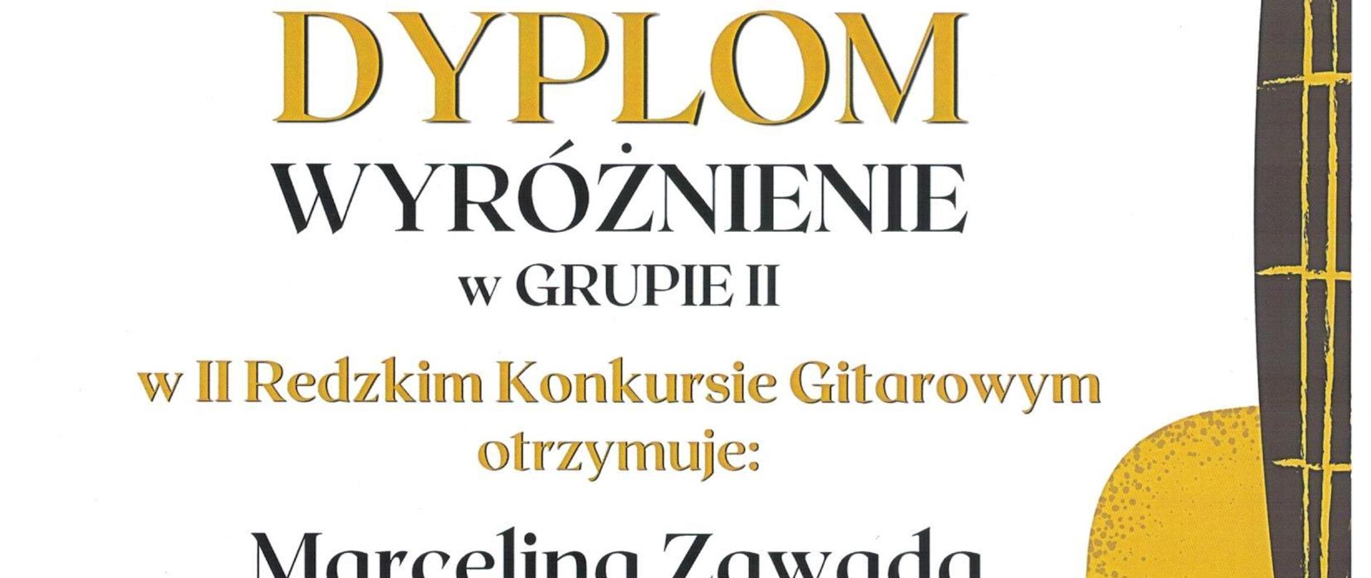 Grafika przedstawiająca dyplom wyróżnienia dla Marceliny Zawady. Grafika na białym tle z wizerunkiem gitary klasycznej po prawej stronie, u dołu loga organizatorów, u góry logo konkursu. W tle napis o treści: "II Redzki Konkurs Gitarowy - edycja online. Dyplom wyróżnienia w grupie II w II Redzkim Konkursie Gitarowym otrzymuje: Marcelina Zawada. Państwowa Szkoła Muzyczna I stopnia im. Witolda Lutosławskiego w Bolesławcu. Nauczyciel Bartłomiej Filipowicz. Podpisani członkowie Jury."