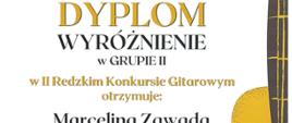 Grafika przedstawiająca dyplom wyróżnienia dla Marceliny Zawady. Grafika na białym tle z wizerunkiem gitary klasycznej po prawej stronie, u dołu loga organizatorów, u góry logo konkursu. W tle napis o treści: "II Redzki Konkurs Gitarowy - edycja online. Dyplom wyróżnienia w grupie II w II Redzkim Konkursie Gitarowym otrzymuje: Marcelina Zawada. Państwowa Szkoła Muzyczna I stopnia im. Witolda Lutosławskiego w Bolesławcu. Nauczyciel Bartłomiej Filipowicz. Podpisani członkowie Jury."