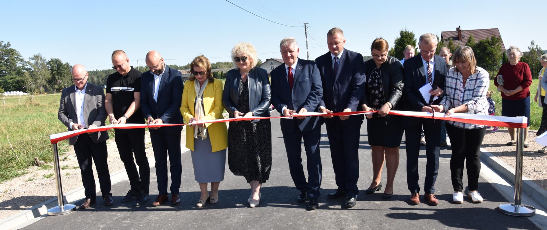 Przebudowany, blisko kilometrowy fragment drogi gminnej w Miedznie (pow. węgrowski) oddano do użytku poprzez symboliczne przecięcie wstęgi 