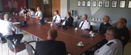 Zdjęcie przedstawia zastępcę Komendanta Wojewódzkiego i druhów OSP z terenu powiatu wałeckiego w trakcie spotkania na sali konferencyjnej KP PSP w Wałczu