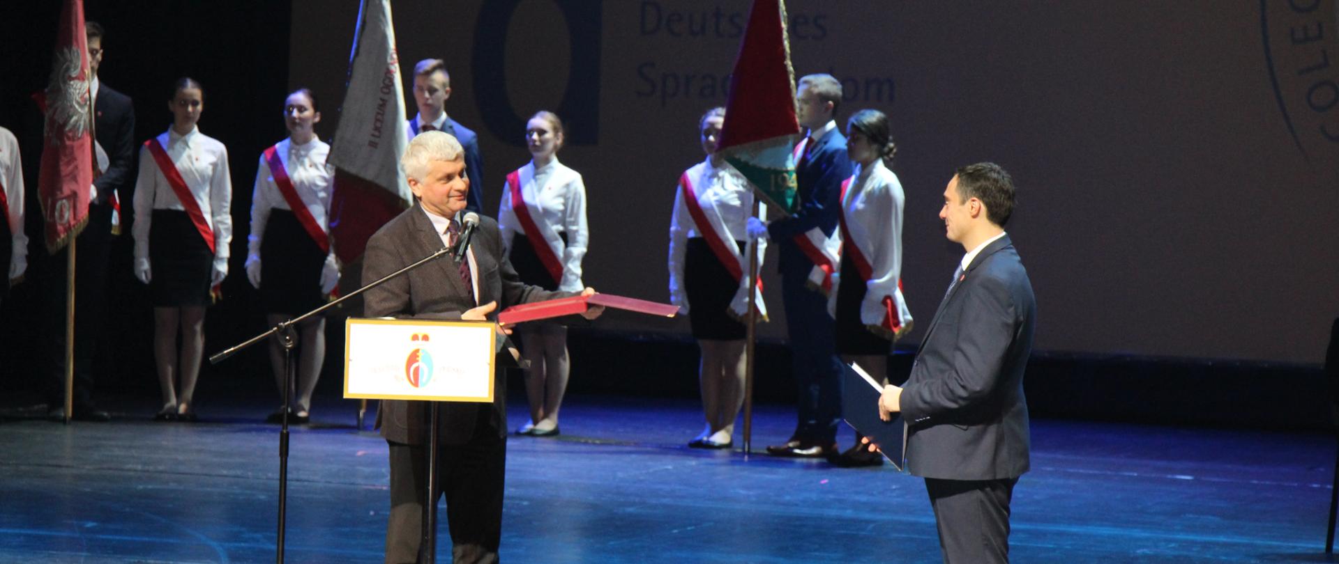 Wojewoda podlaski uczcił jubileusz 100-lecia II L.O. W Białymstoku