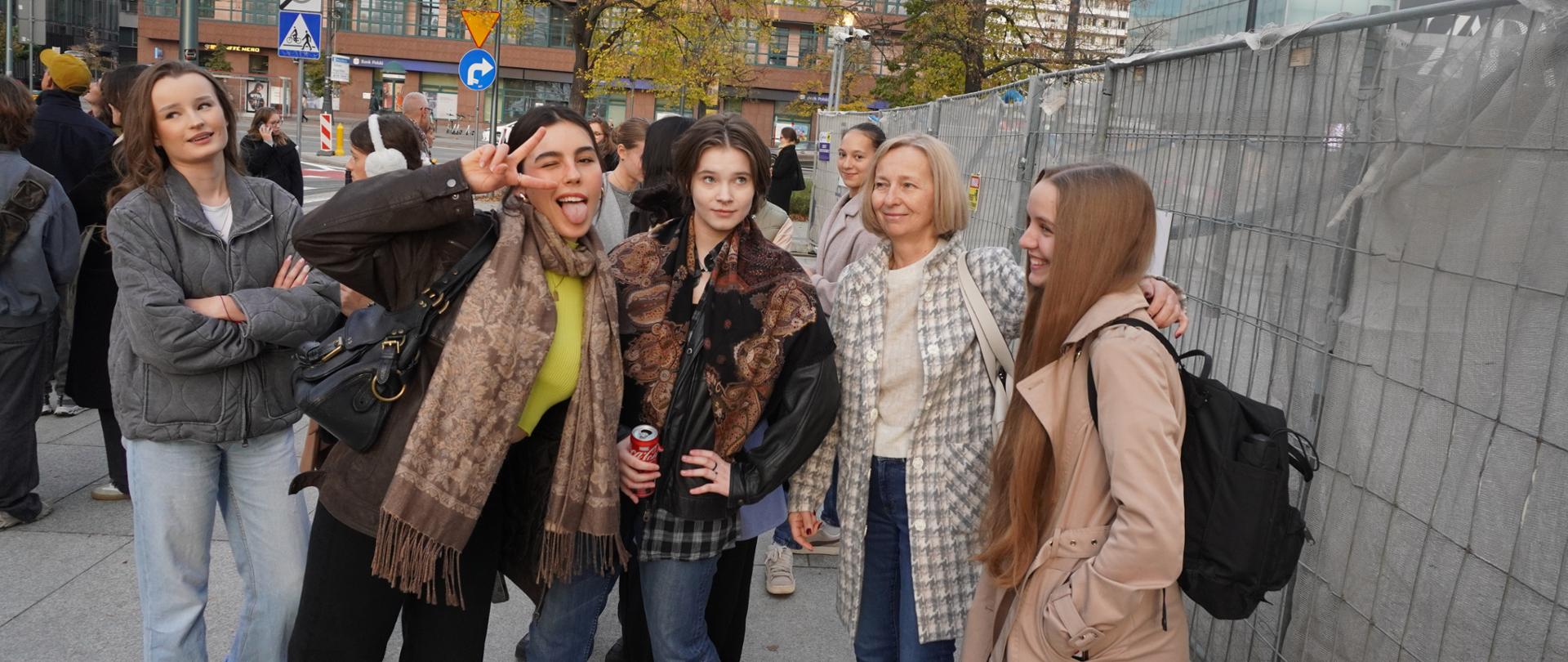 Wolontariusze oczekują na szkolenie