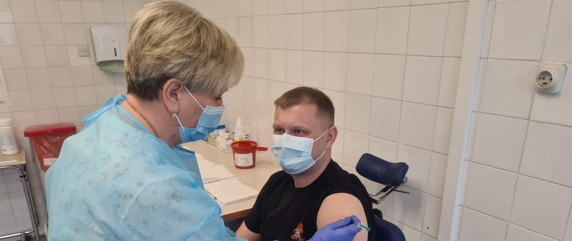strażak podczas szczepienia 