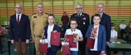 Zdjęcie przedstawia od lewej burmistrza Pyzdr potem Komendanta Powiatowego PSP we Wrześni, przedstawiciela OSP, Vicestarostę Wrzesińskiego oraz trzech laureatów z nagrodami