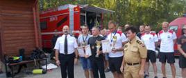 Zdjęcie przedstawia z-cę Podkarpackiego Komendanta Wojewódzkiego PSP st. bryg. Andrzeja Marczenię, zastępcę Komendanta Miejskiego PSP w Rzeszowie st. bryg. Krzysztofa Filipa oraz strażaków którzy zajęli czołowe miejsca w konkurencji indywidualnej mistrzostw.