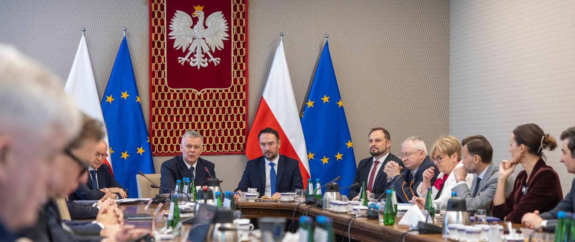 grupa osób dyskutuje