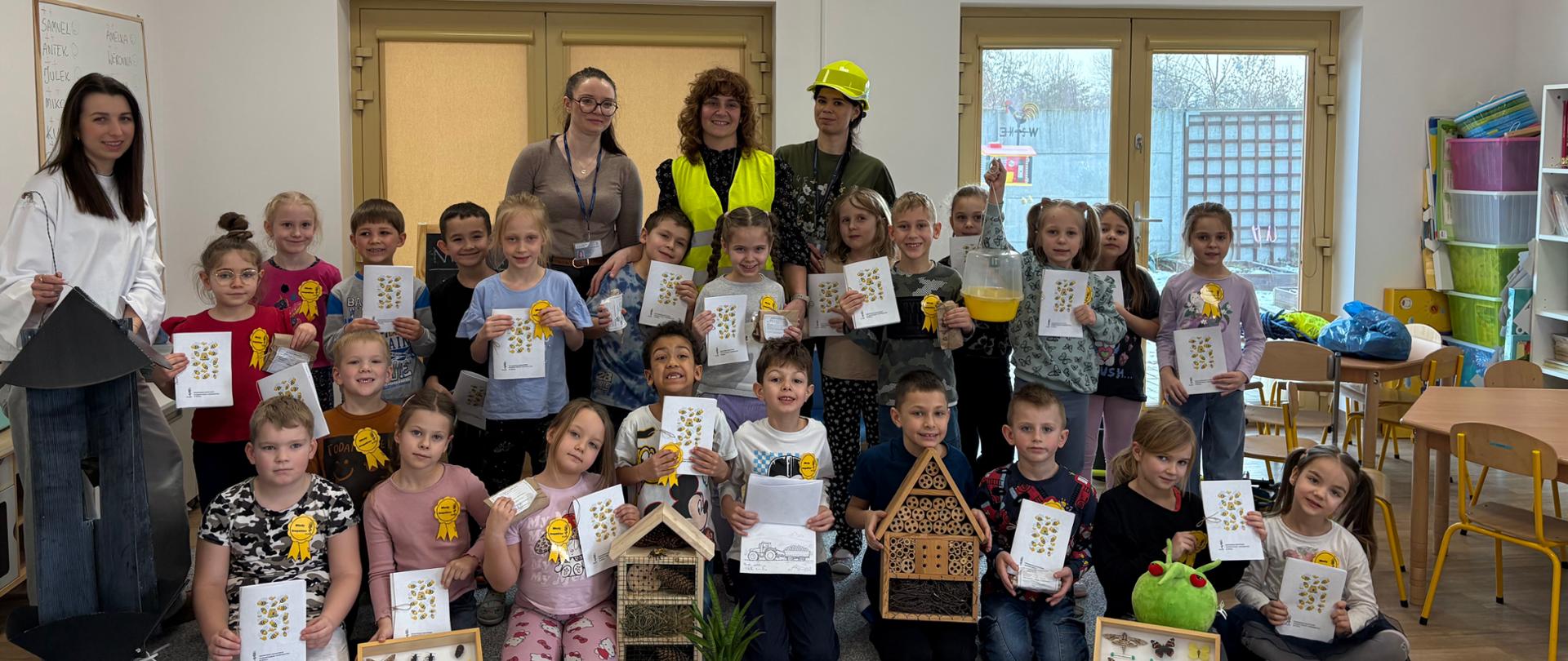 zdjęcie grupowe przedszkolaków z Inspektorami oddziału