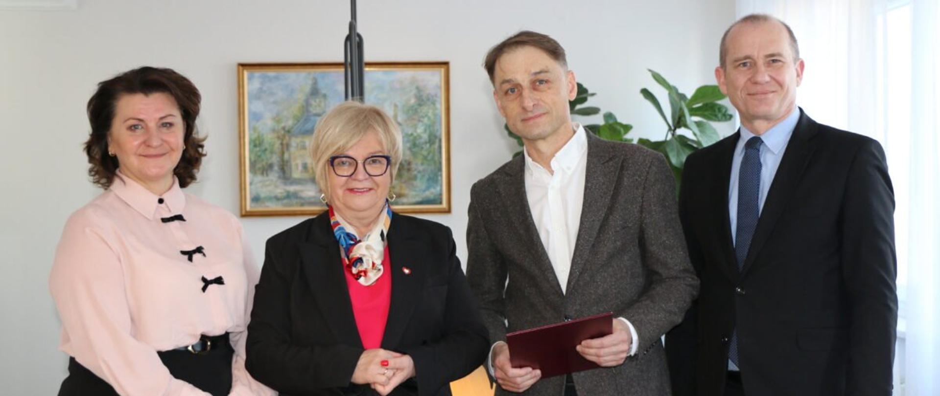 Wojewoda podkarpacki Teresa Kubas-Hul wraz z konsultantem wojewódzkim w dziedzinie neonatologii i dyrekcją Wydziału Polityki Społecznej Podkarpackiego Urzędu Wojewódzkiego w Rzeszowie