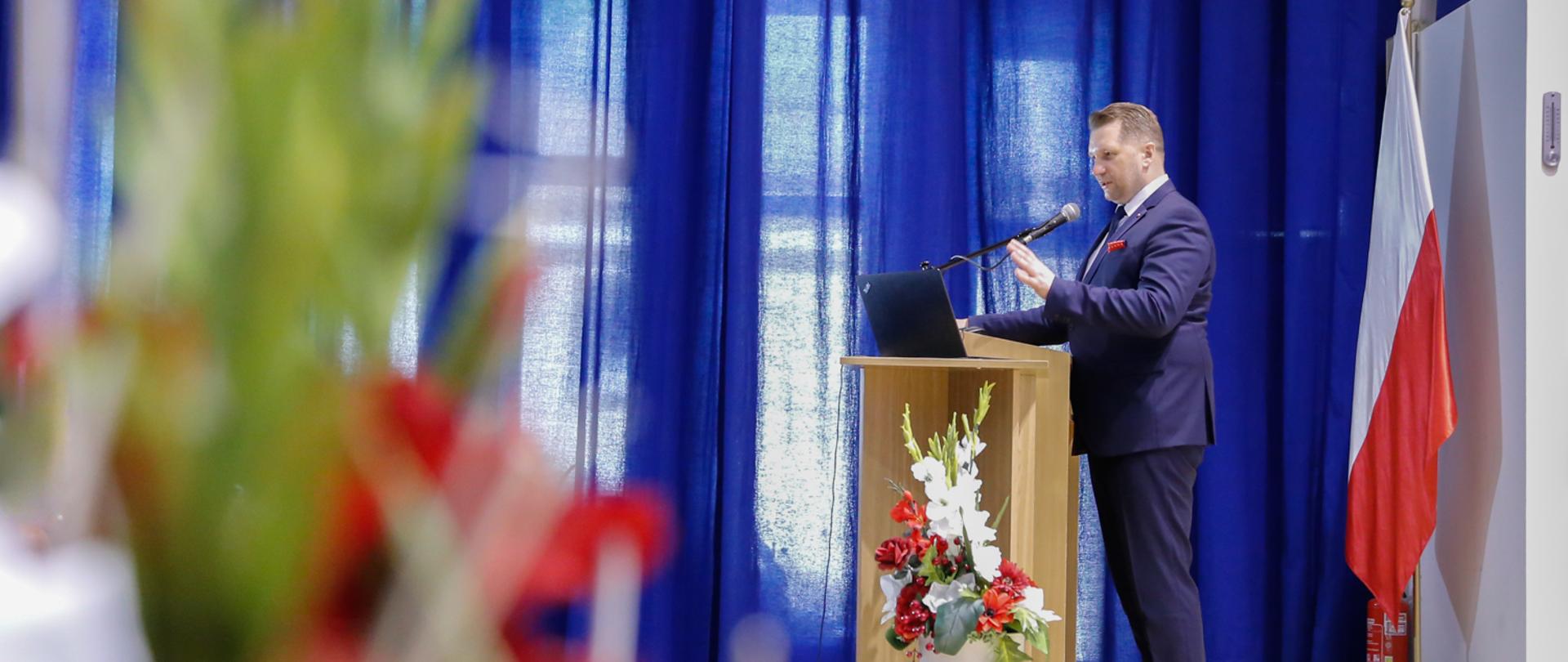 Minister Przemysław Czarnek przemawia podczas uroczystości.