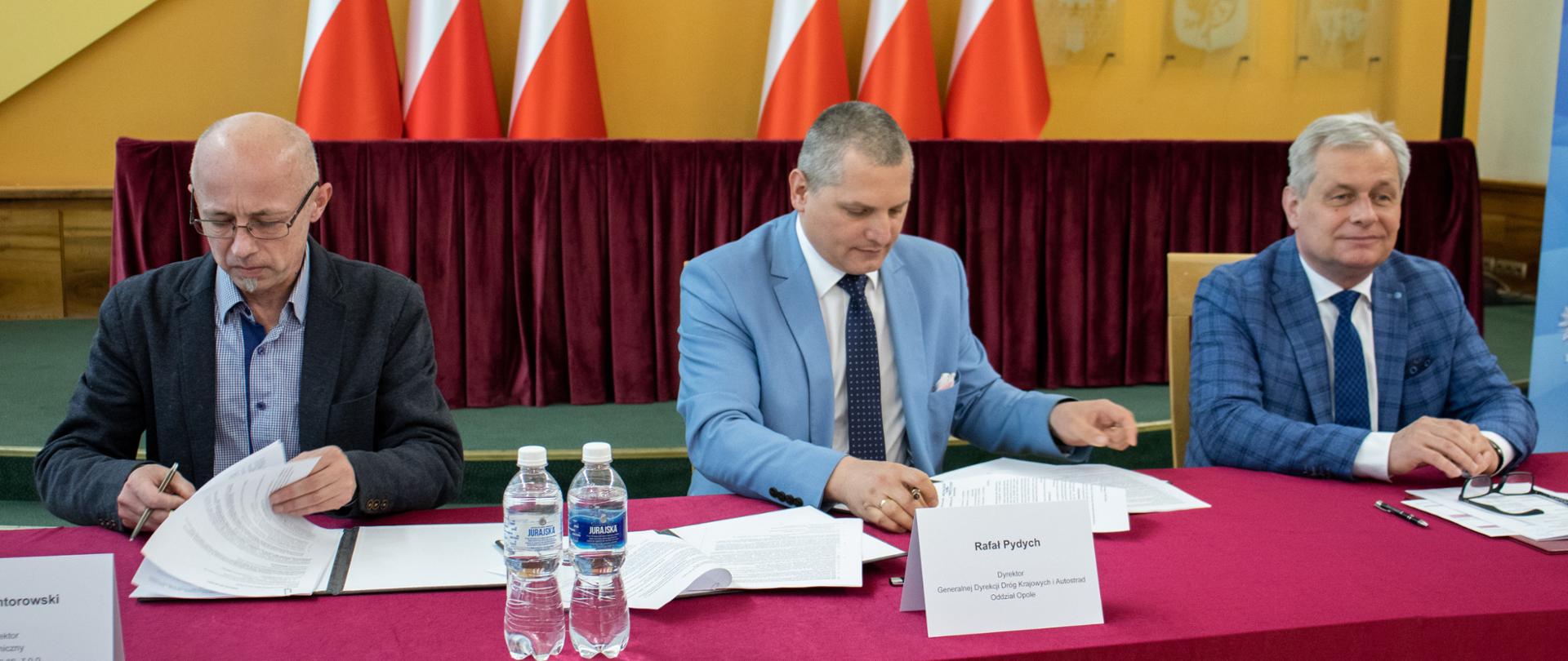 Na zdjęciu trzech mężczyzn - przedstawiciel wykonawcy robót, dyrektor opolskiej GDDKiA oraz wojewoda opolski. 