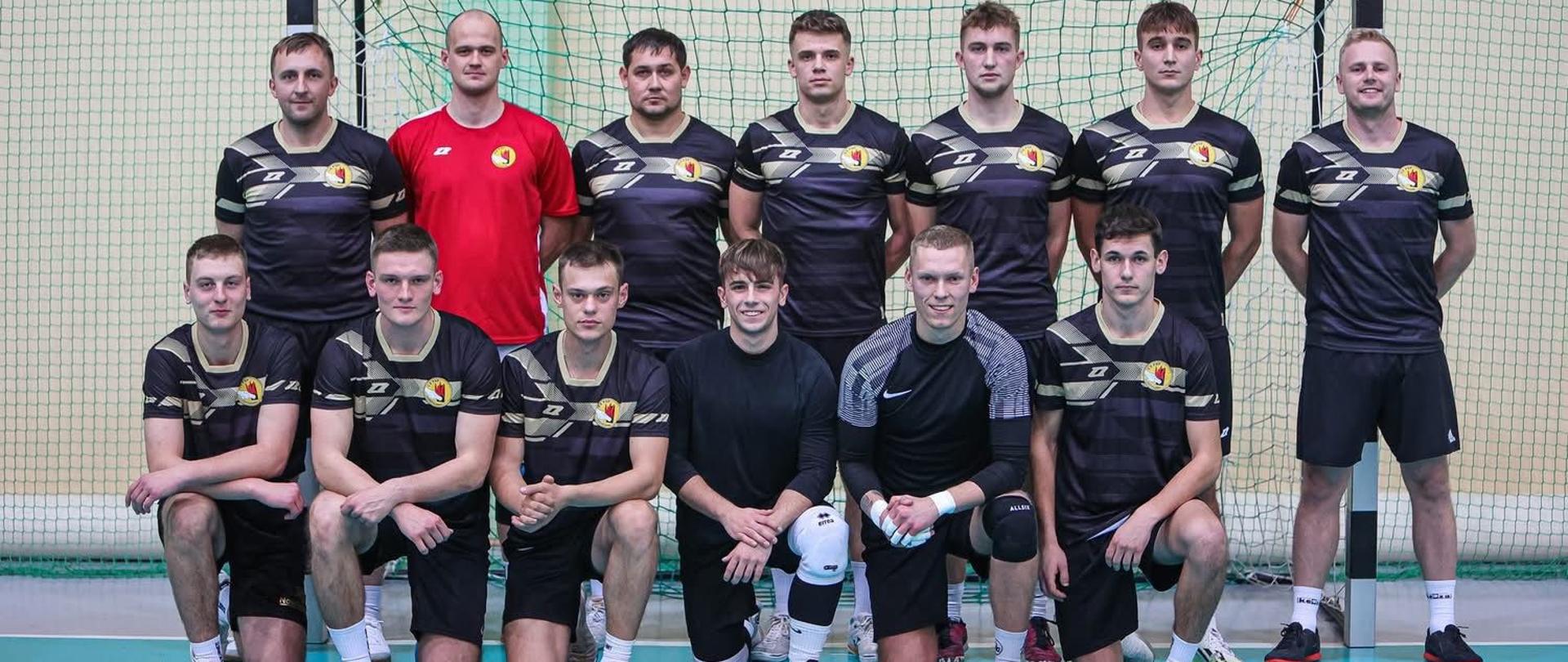 Drużyna piłkarska Centralnej Szkoły PSP składająca się z kadetów, funkcjonariuszy oraz pracowników cywilnych Szkoły (13 zawodników) na pamiątkowym zdjęciu na tle bramki w hali sportowej