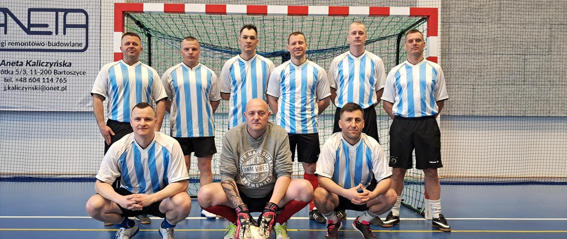 Na zdjęciu drużyna z KP PSP Braniewo w biało niebieskich strojach.