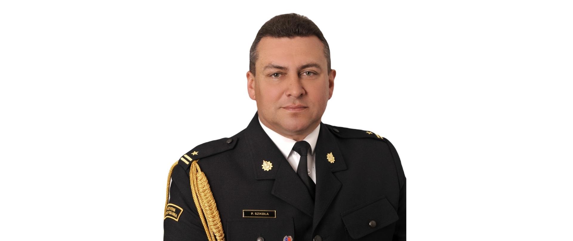 Zdjęcie przedstawia mł. bryg. Paweł Szkoła w mundurze wyjściowym.