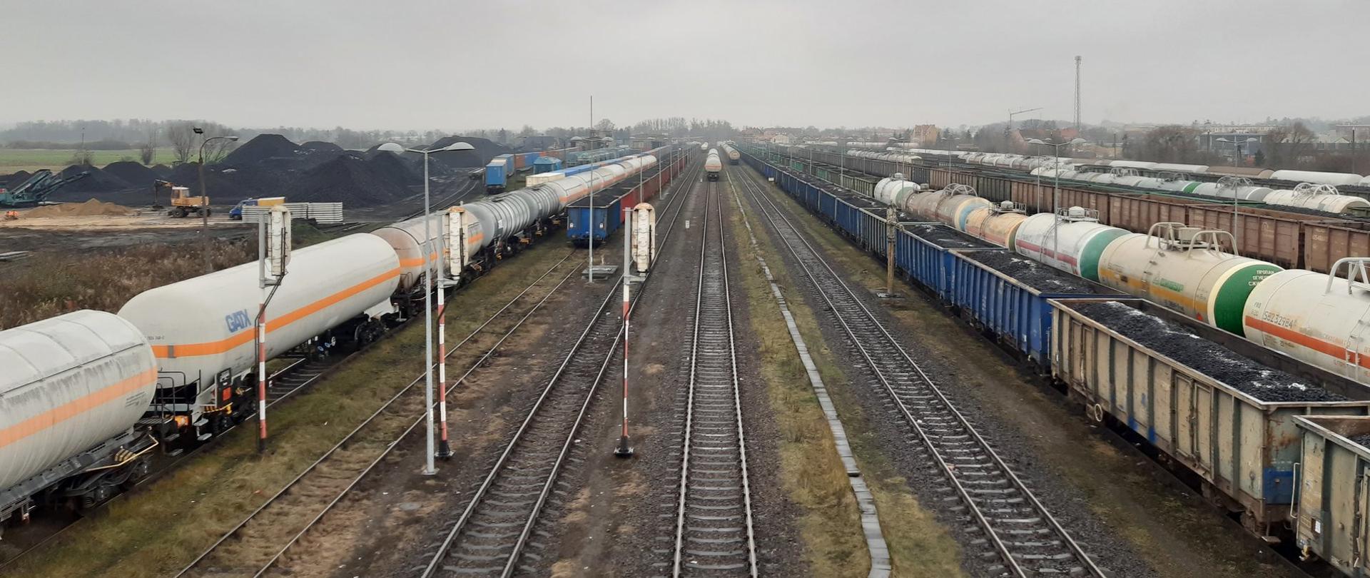Bocznica kolejowa w Braniewie. Na zdjęciu widać pociągi towarowe oraz tory kolejowe.