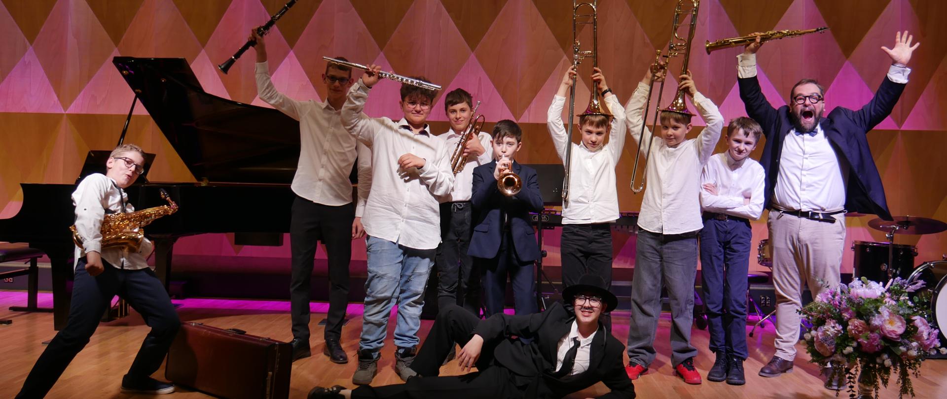 Uczniowie na scenie sali koncertowej