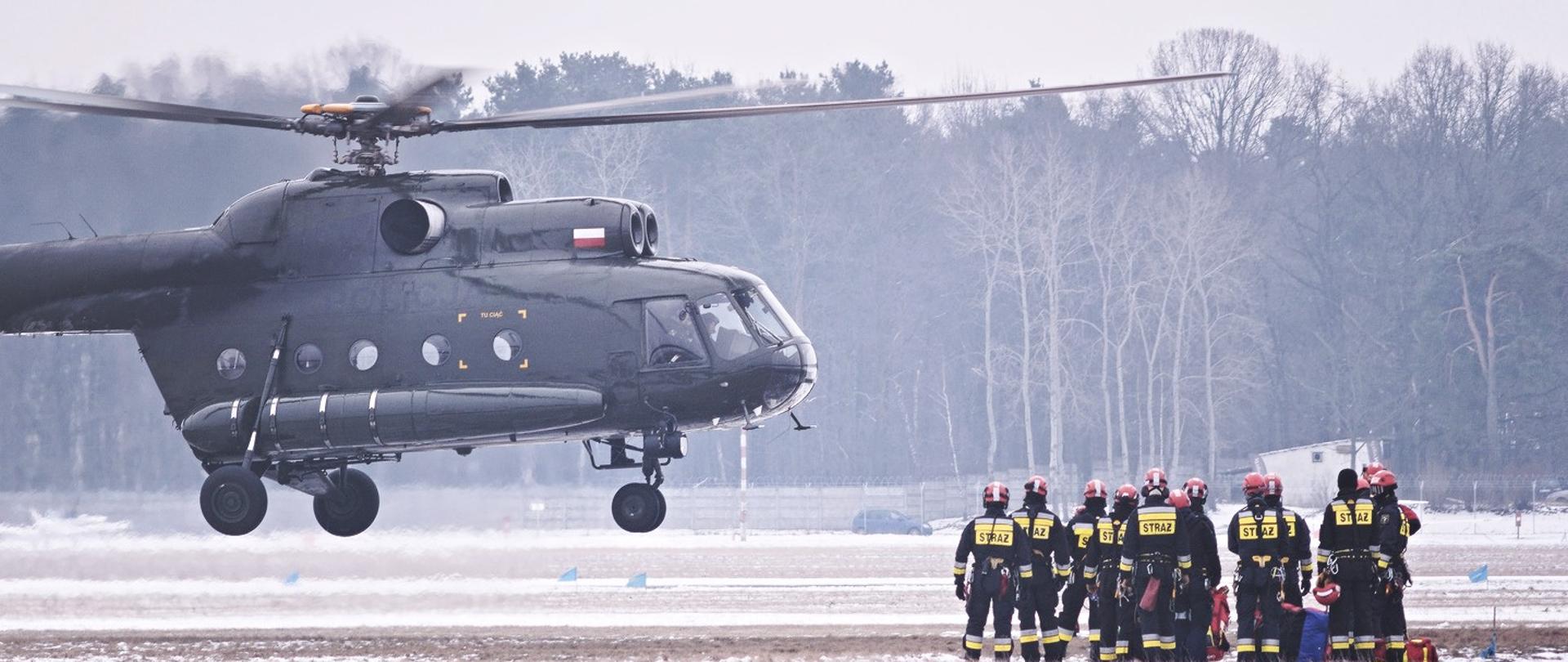 Policyjny śmigłowiec podchodzi do lądowania przy grupie rat. wysokościowych