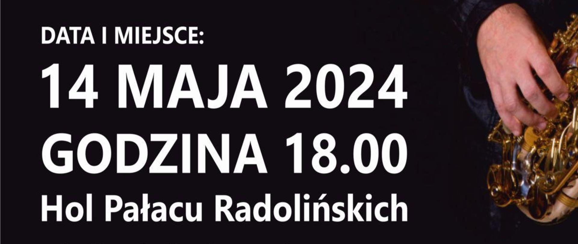 Zdjęcie przedstawia plakat reklamujący koncert finałowy warsztatów saksofonowych. Z prawej strony znajduje się zdjęcie pedagoga warsztatów na czarnym tle trzymającego saksofon.