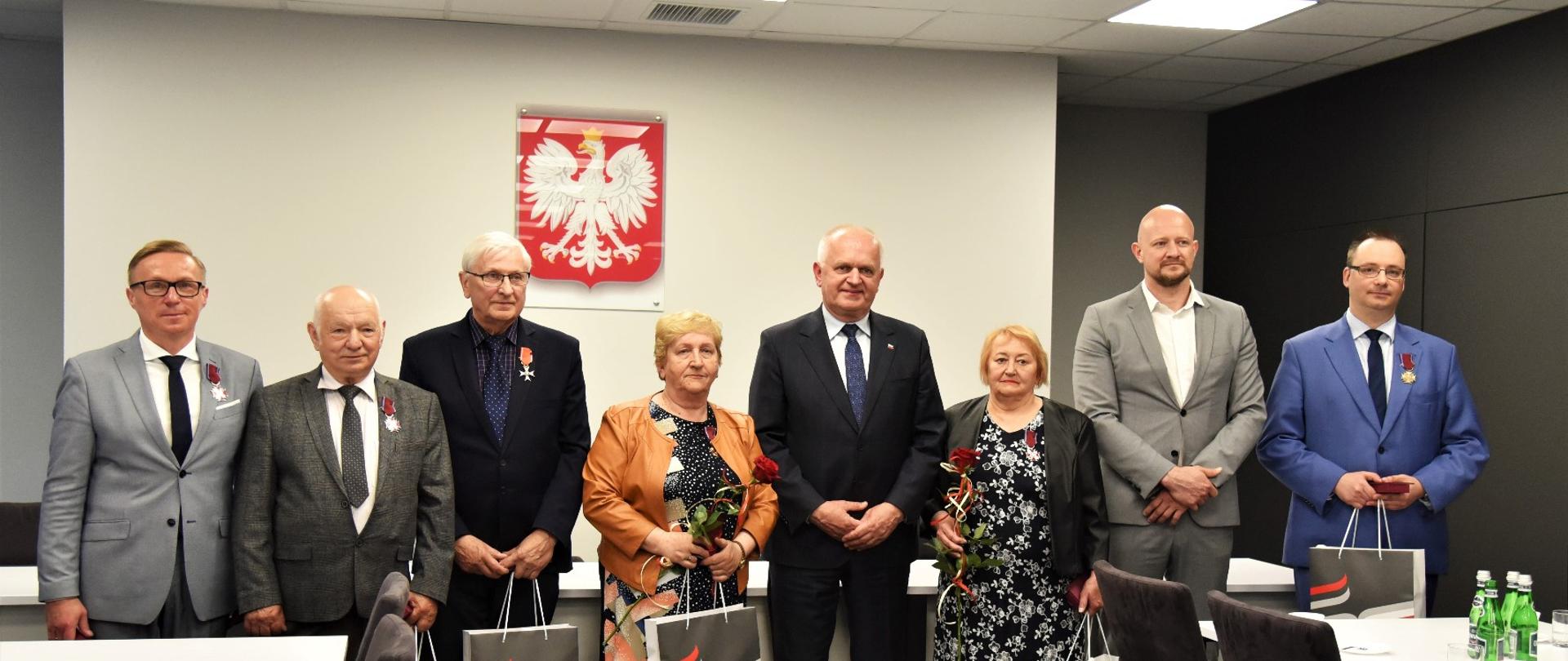 Wspólne zdjęcie wojewody z odznaczonymi