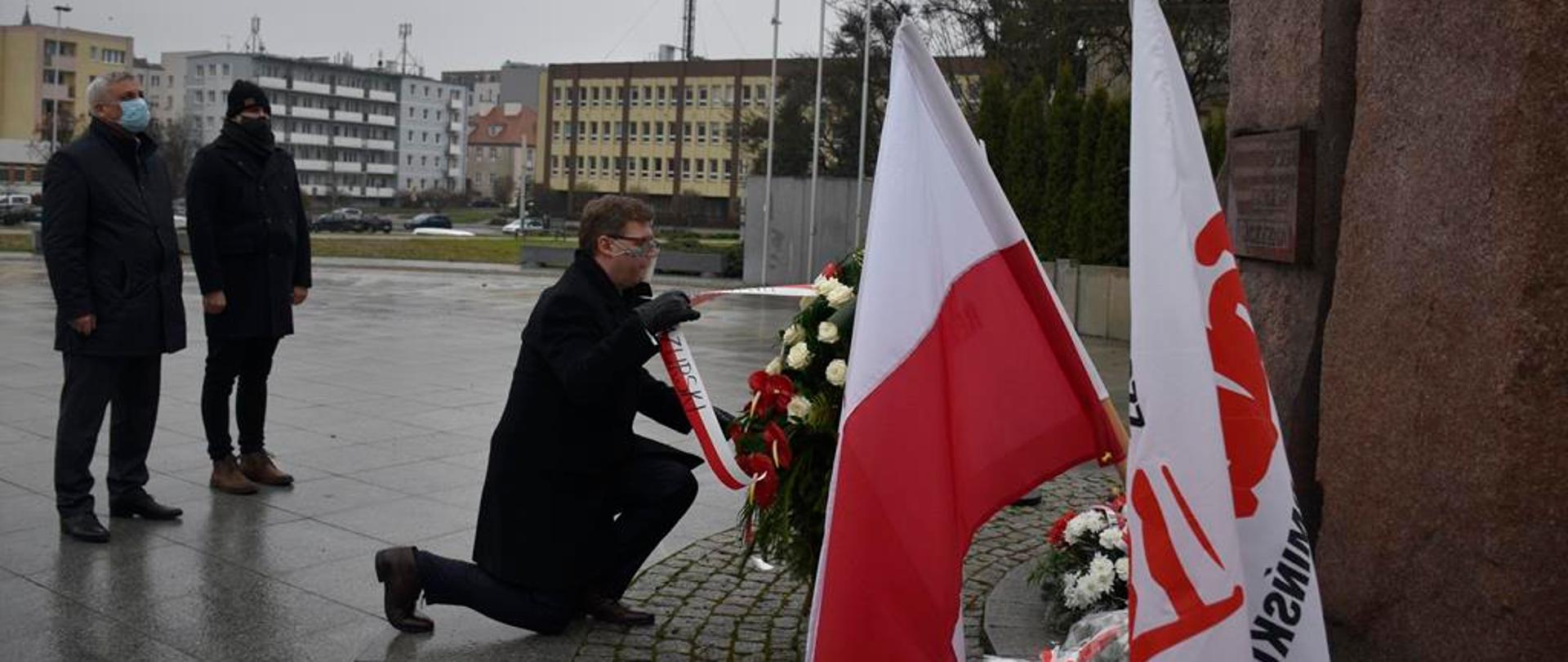 Wojewoda składa kwiaty pod pomnikiem