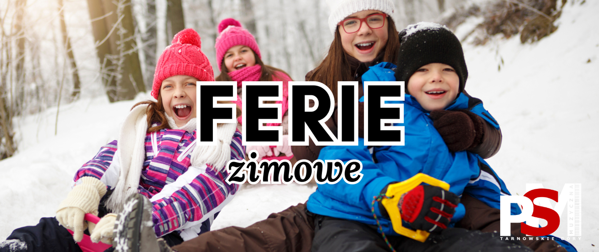 Na tle lasu w zimie czworo nastolatków na sankach. Ubrani w kolorowe kurtki - niebieskie, brazowe , różowo-fioletowe i kolorowe czapki- różowe, białe, czarne. Na środku napis w kolorze czarno-białym "Ferie zimowe". 