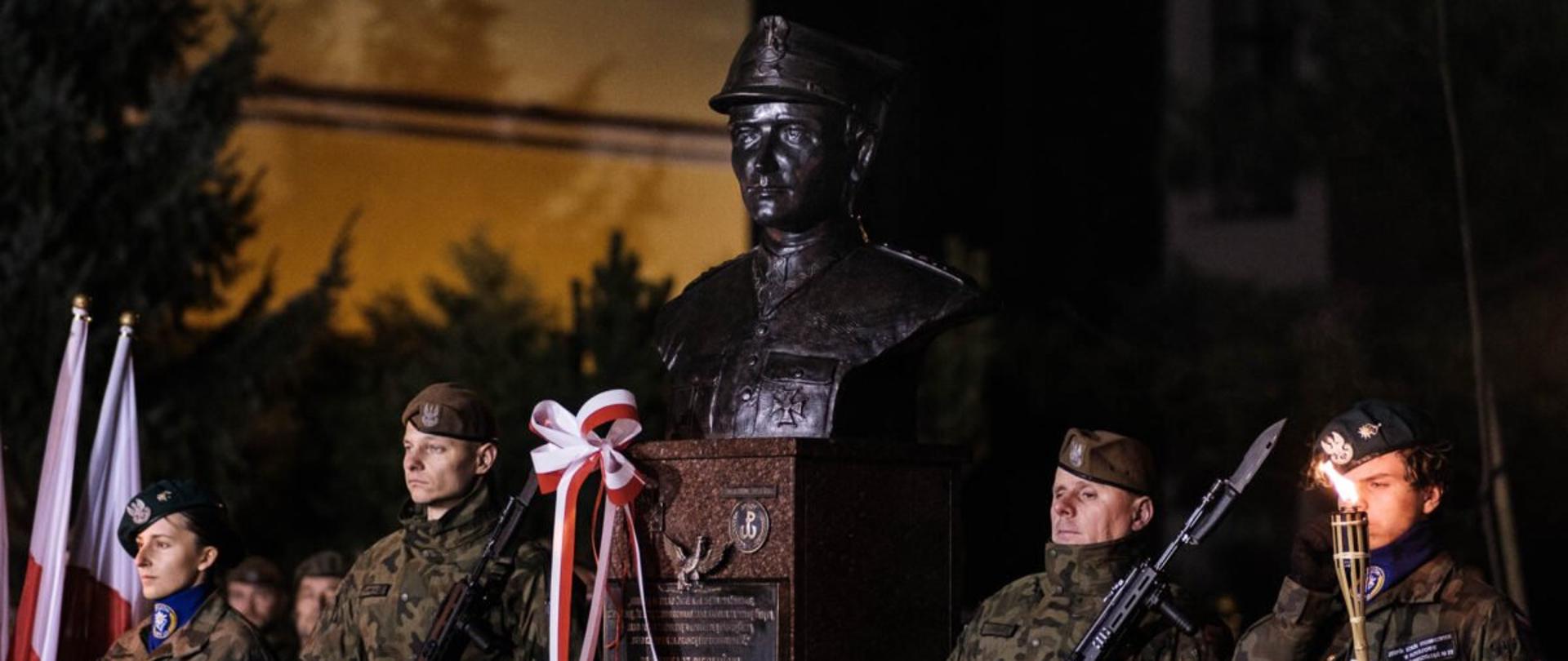 Żołnierze 3. Podkarpackiej Brygady Obrony Terytorialnej przy pomniku płk. Łukasza Cieplińskiego