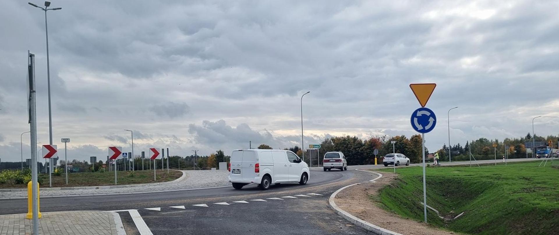 Zdjęcie poglądowe - widok na fragment skrzyżowania z ruchem okrężnym, ronda.