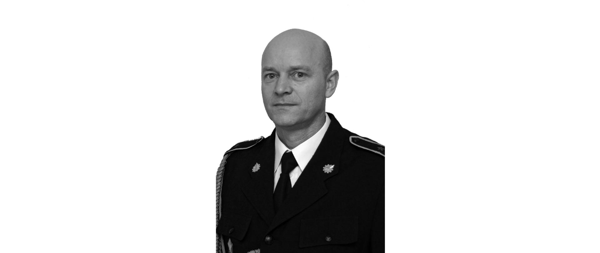 Starszy aspirant w stanie spoczynku Mariusz Błoch w mundurze galowym PSP.