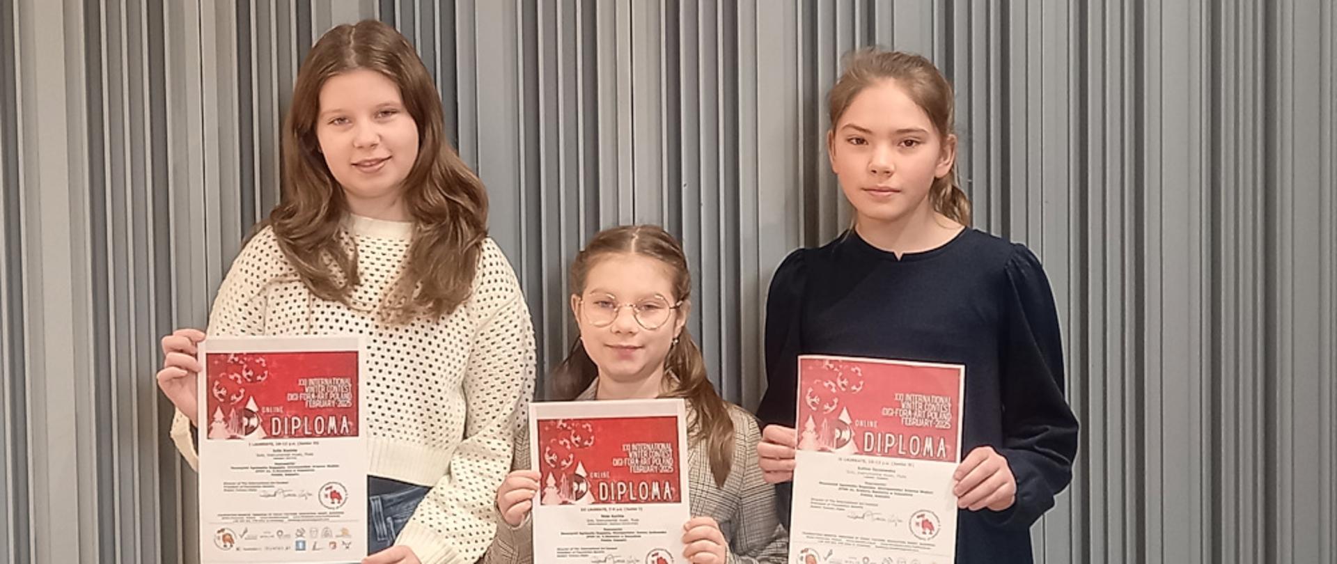 Uczennice ZPSM z dyplomami w ręku