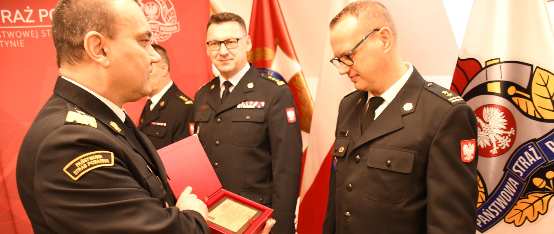 Komendant Wojewódzki wręcza pamiątkowy ryngraf. 