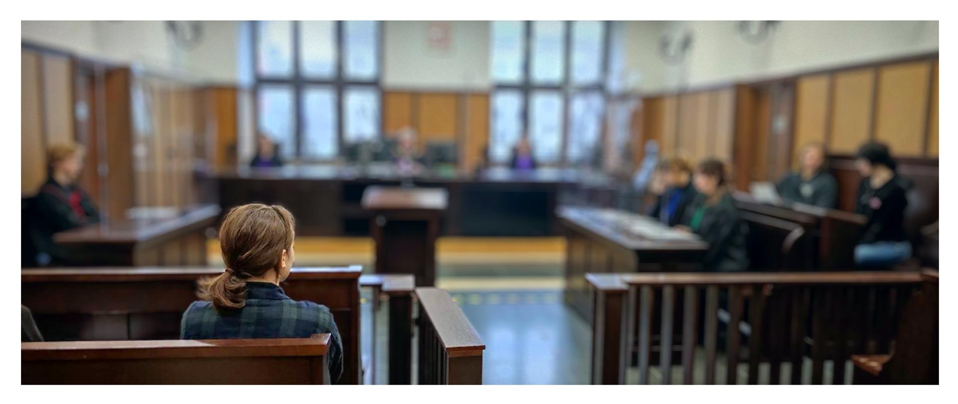 uczniowie na sali sądowej przebrani za adwokatów i sędziów